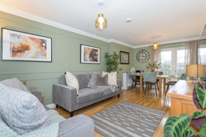 Sleeps 6, 3 bedroom House with Private Parking by Eagle Owl Property